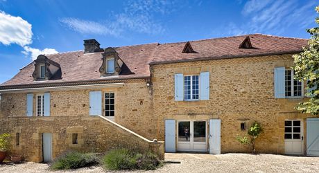 PÉRIGOURDINE DANS SARLAT AVEC PISCINE 