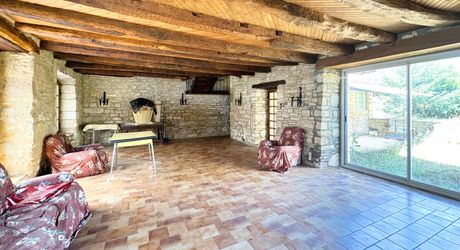 Ensemble en pierre à rénover sur 12 676 m2