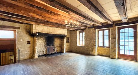 Ensemble en pierre à rénover sur 12 676 m2