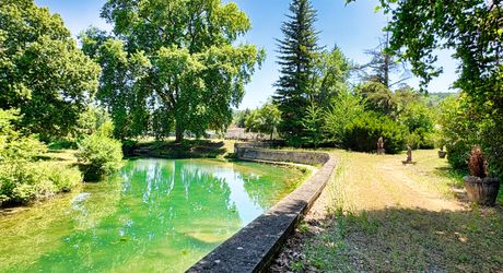 Ensemble en pierre à rénover sur 12 676 m2