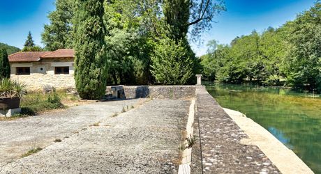 Ensemble en pierre à rénover sur 12 676 m2