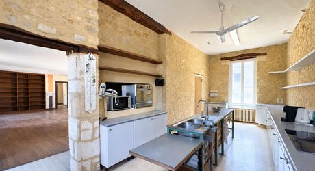 Ensemble en pierre à rénover sur 12 676 m2