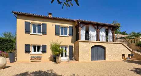 SARLAT- Maison avec appartement indépendant, piscine et jardin 