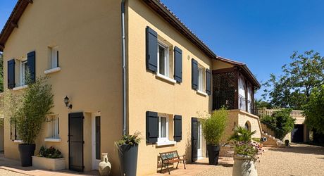SARLAT- Maison avec appartement indépendant, piscine et jardin 