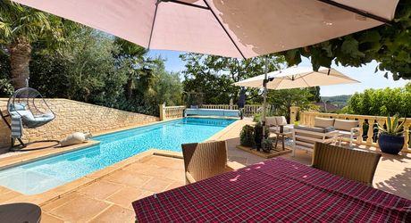 SARLAT- Maison avec appartement indépendant, piscine et jardin 
