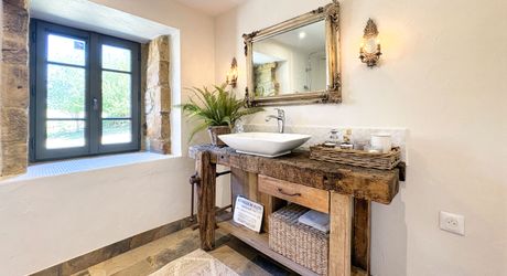 À 30 km au sud de Sarlat – Propriété de charme rénovée sur plus de 4 hectares avec dépendances