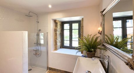 À 30 km au sud de Sarlat – Propriété de charme rénovée sur plus de 4 hectares avec dépendances