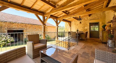 À 30 km au sud de Sarlat – Propriété de charme rénovée sur plus de 4 hectares avec dépendances
