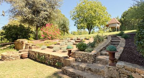 À 30 km au sud de Sarlat – Propriété de charme rénovée sur plus de 4 hectares avec dépendances
