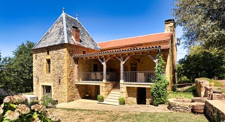 À 30 km au sud de Sarlat – Propriété de charme rénovée sur plus de 4 hectares avec dépendances