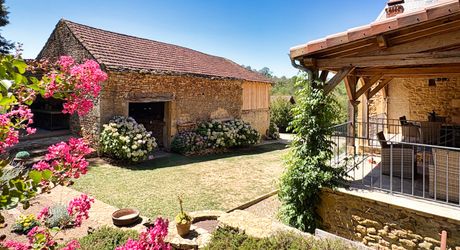 À 30 km au sud de Sarlat – Propriété de charme rénovée sur plus de 4 hectares avec dépendances