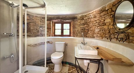 À 30 km au sud de Sarlat – Propriété de charme rénovée sur plus de 4 hectares avec dépendances