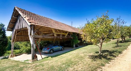 À 30 km au sud de Sarlat – Propriété de charme rénovée sur plus de 4 hectares avec dépendances