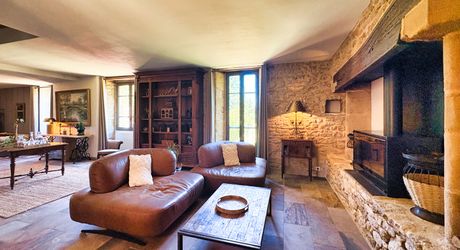 À 30 km au sud de Sarlat – Propriété de charme rénovée sur plus de 4 hectares avec dépendances
