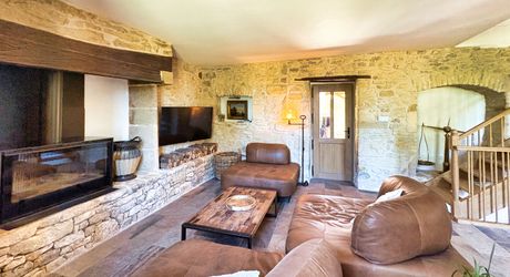 À 30 km au sud de Sarlat – Propriété de charme rénovée sur plus de 4 hectares avec dépendances