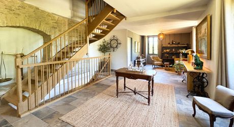 À 30 km au sud de Sarlat – Propriété de charme rénovée sur plus de 4 hectares avec dépendances