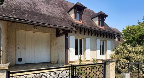 SARLAT CENTRE VILLE- Maison avec jardin et garage