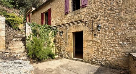 Entre Sarlat et Gourdon Maison avec grange en pierre et grotte .