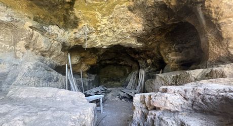 Entre Sarlat et Gourdon Maison avec grange en pierre et grotte .