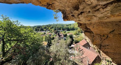 Entre Sarlat et Gourdon Maison avec grange en pierre et grotte .