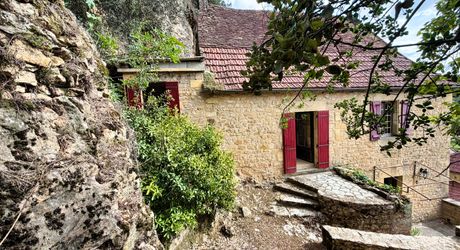 Entre Sarlat et Gourdon Maison avec grange en pierre et grotte .
