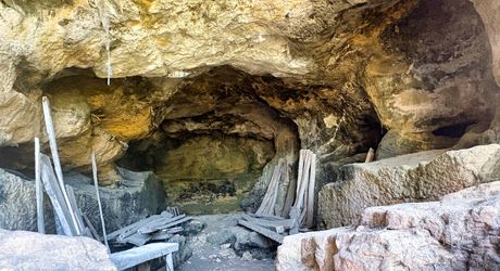 Entre Sarlat et Gourdon Maison avec grange en pierre et grotte .