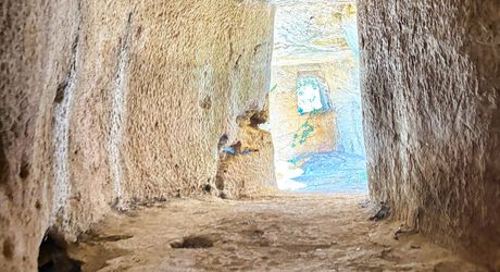 Entre Sarlat et Gourdon Maison avec grange en pierre et grotte .