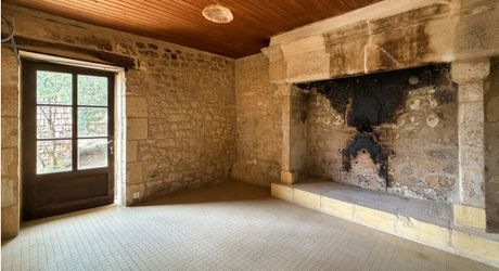 Entre Sarlat et Gourdon Maison avec grange en pierre et grotte .