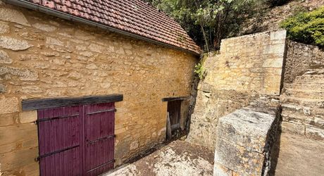 Entre Sarlat et Gourdon Maison avec grange en pierre et grotte .