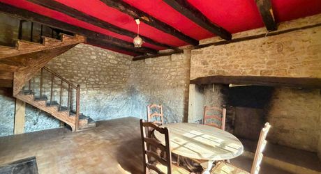 Entre Sarlat et Gourdon Maison avec grange en pierre et grotte .