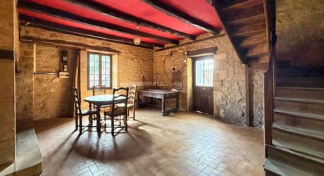 Entre Sarlat et Gourdon Maison avec grange en pierre et grotte .