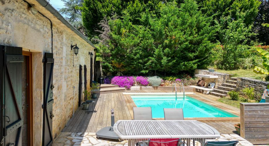 EXCLUSIVITE - Secteur Sarlat - Belle Maison de village en pierre restaurée avec piscine et jardin clos, garage, parking.
