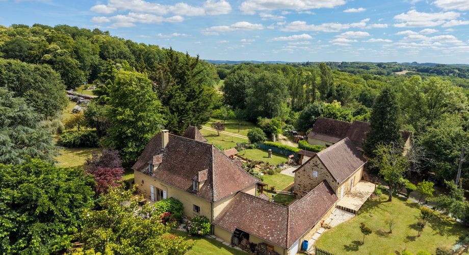 EXCLUSIVITE - Cadre de vie paisible pour cette belle et spacieuse Propriété sur 1ha7 paysagers