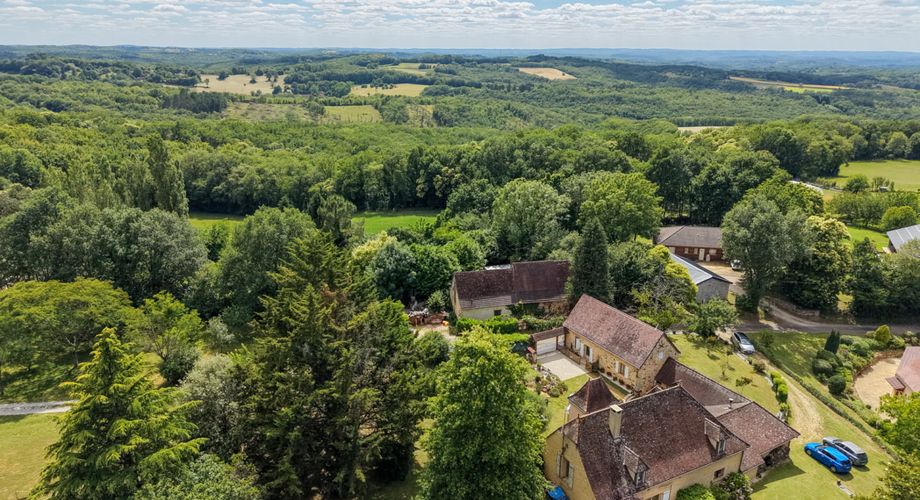 EXCLUSIVITE - Cadre de vie paisible pour cette belle et spacieuse Propriété sur 1ha7 paysagers