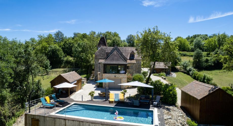EXCLUSIVITE - Demeure Quercynoise de charme et dépendances avec vue et piscine chauffée en situation privilégiée sur 2ha4