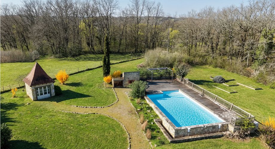 EXCLUSIVITE - Secteur Gourdon - Ancien Corps de ferme restauré avec vue imprenable et piscine sur 2ha63