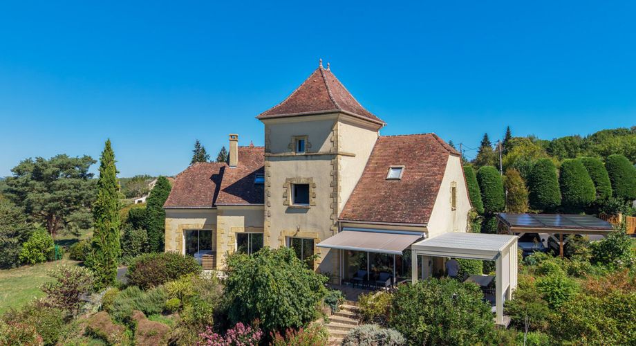 Secteur Gourdon - Ravissante et spacieuse Demeure Contemporaine avec pigeonnier sur 4807 m² arborés avec piscine et belle vue