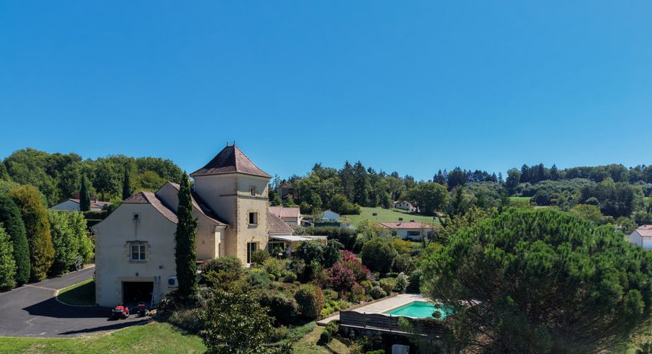 Secteur Gourdon - Ravissante et spacieuse Demeure Contemporaine avec pigeonnier sur 4807 m² arborés avec piscine et belle vue