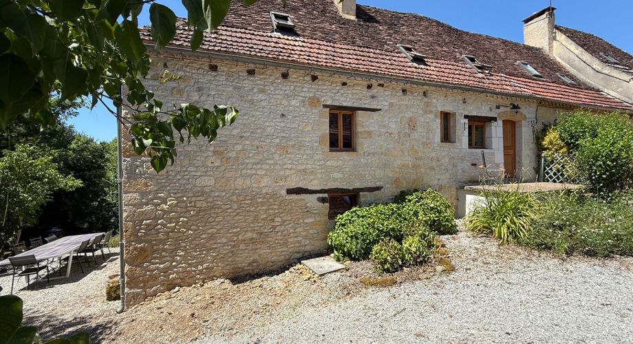 EXCLUSIVITE - Secteur GOURDON - Maison en pierre atypique, four à pains, piscine sur 3455 m² boisés
