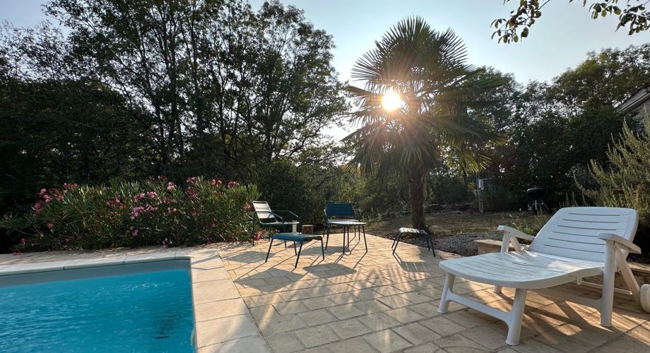 EXCLUSIVITE - Secteur GOURDON - Maison en pierre atypique, four à pains, piscine sur 3455 m² boisés