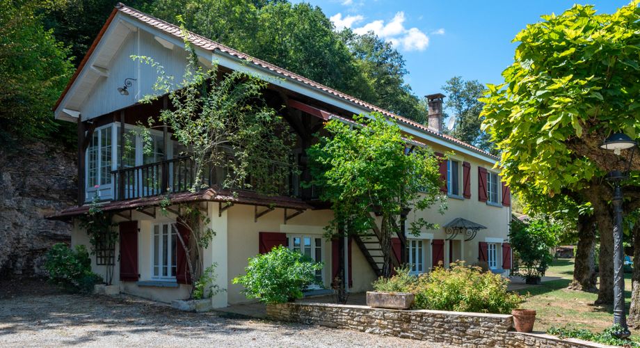 EXCLUSIVITY - CHARMING TWO-HOUSE PROPERTY WITH PANORAMIC VIEWS. SUPERB SWIMMING POOL. OUTBUILDINGS. 19 ACRES OF LAND. RARE.