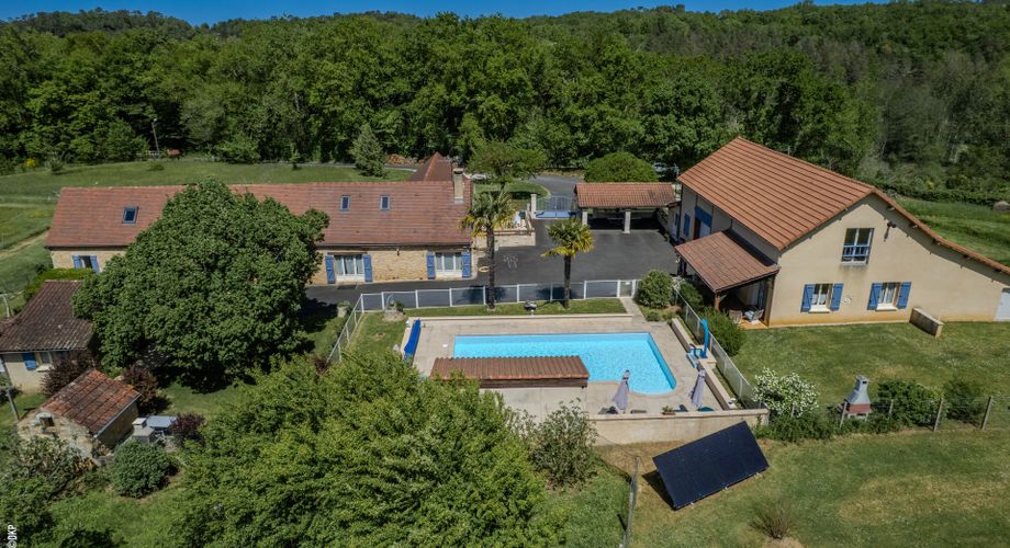 GOURDON AREA - SUPERB PROPERTY WITH GITES AND SWIMMING POOL ON HIGH GROUND OF 1 HECTARE CLOSE TO ALL AMENTIES