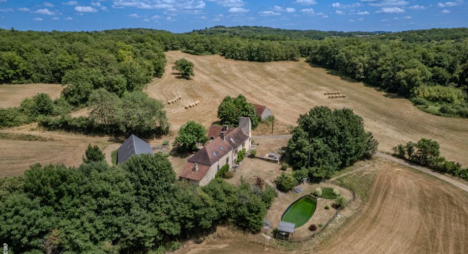EXCLUSIVITE - Secteur Gourdon - Propriété en pierre de charme - 2 habitats, piscine naturelle - au calme en situation indépendante sur 2ha81
