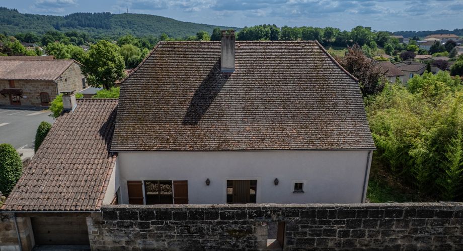Secteur Figeac. Belle et spacieuse Maison de construction traditionnelle avec espace jardin clos proche commerces
