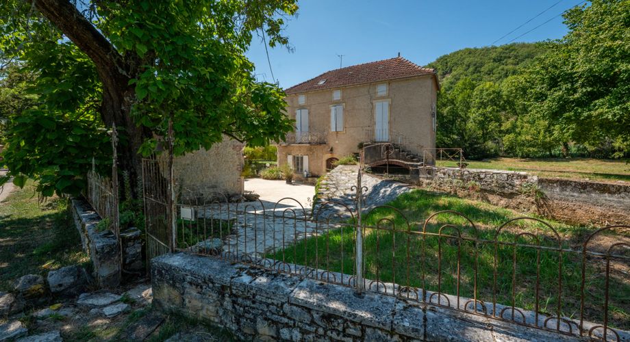 EXCLUSIVITE - Secteur Catus - Remarquable Propriété de caractère avec Ancien Moulin à eau et dépendances avec piscine