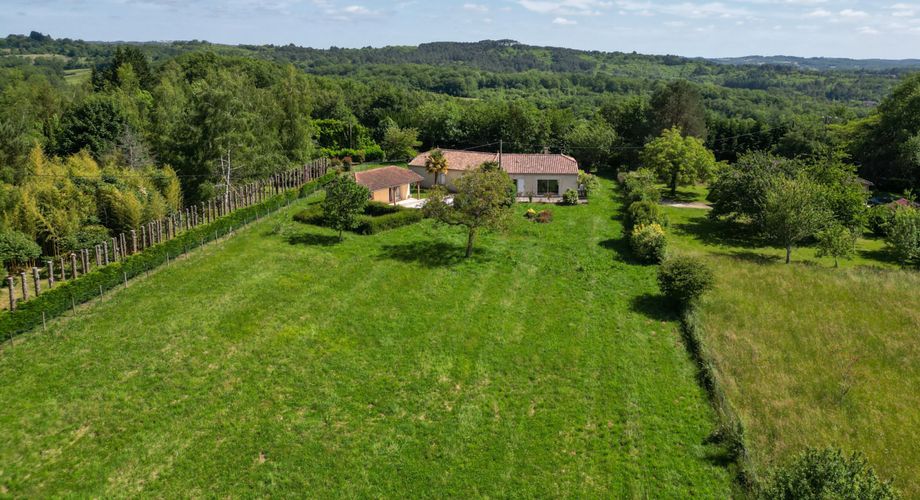 EXCLUSIVITE - Au calme lumineuse Maison de plain-pied avec dépendance et piscine sur 4749 m² arborés proche commerces