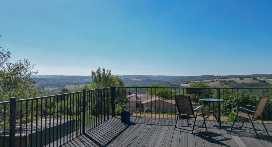 EXCLUSIVITE - Secteur GOURDON - Agréable et spacieuse Maison en pierre sur 2407 m² avec vue imprenable