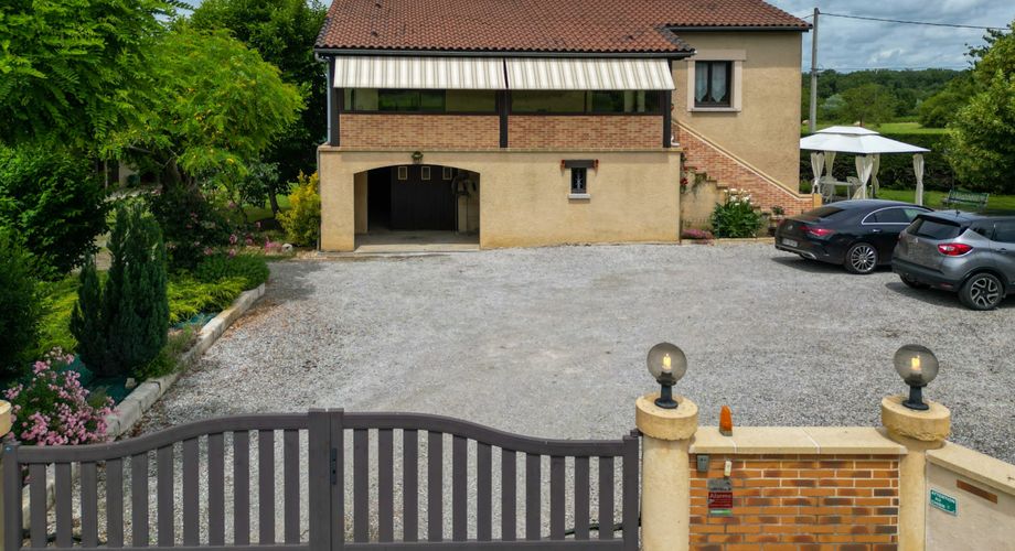 SECTEUR GOURDON - Lumineuse et fonctionnelle Maison de construction traditionnelle avec appartement et double garage indépendants sur 3335 m² arborés