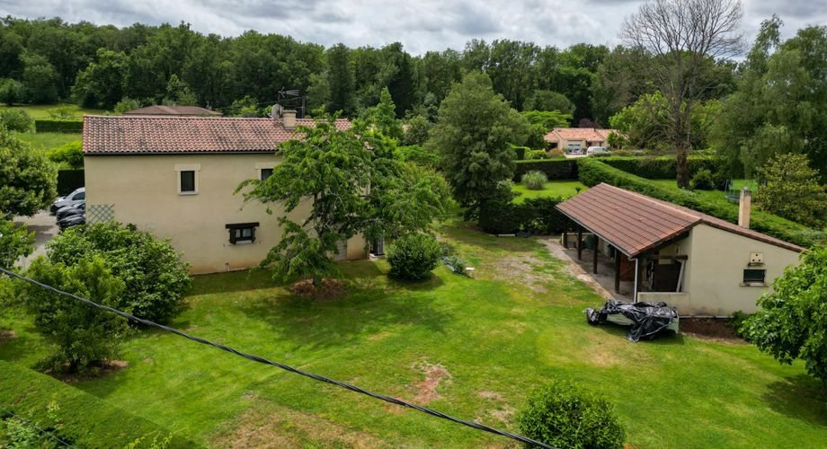 SECTEUR GOURDON - Lumineuse et fonctionnelle Maison de construction traditionnelle avec appartement et double garage indépendants sur 3335 m² arborés