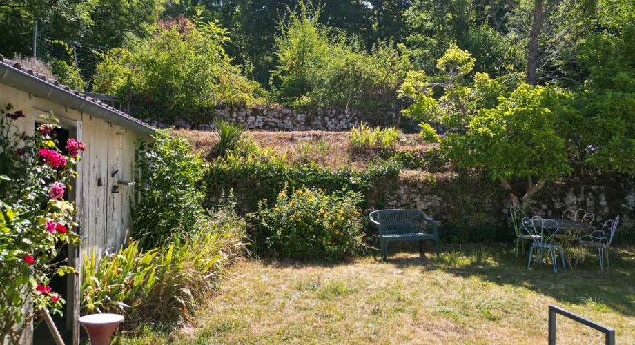 SECTEUR COEUR DE CAUSSE - Agréable Maison de village et dépendances avec bel espace jardin, garage